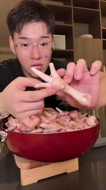 Replying to @awie 🐓 chicken feet collagen bone broth recipe !!! 🧑🏻‍🍳 okay, t