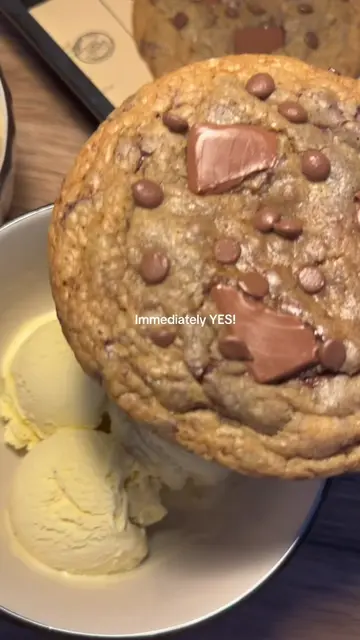 Brown Butter  Chocolate Chip Cookies with Vanilla Ice cream 🍪  Makes 8 large, t