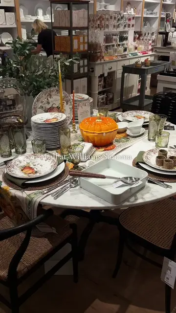 Fall at Williams Sonoma! Love the pumpkin le creuset 🤩🎃 #williamssonoma #lecru
