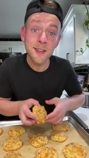 You know those Cheddar Bay Biscuits from Red Lobster? 🧀🧈 Turns out they’re rid