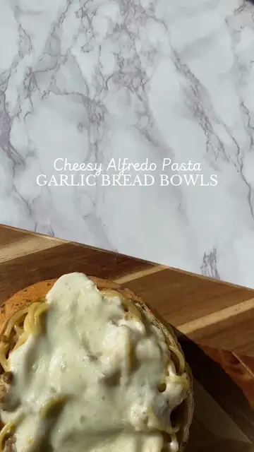 Carb Heaven🫶🏼 love serving pasta in a garlic bread bowl! Ingredients:  alfredo