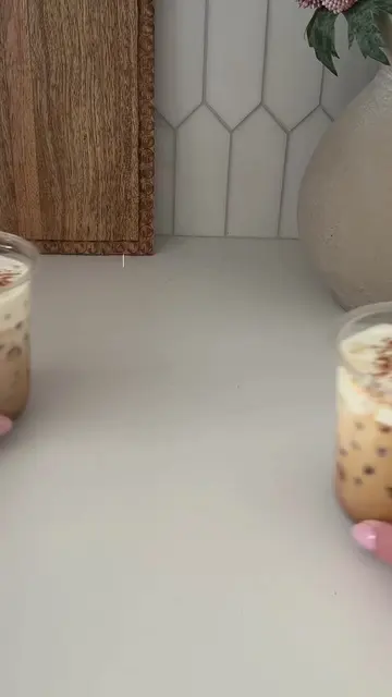 Brown butter pumpkin cinnamon roll iced lattes 🤎☕️ How to make: 1 tsp white cho