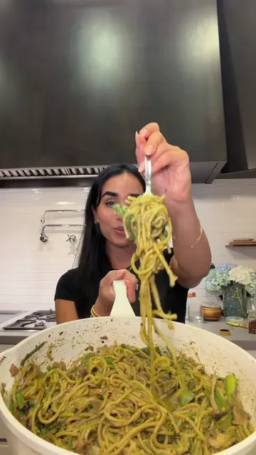 green chutney pasta 🌱 (Indian version of pesto pasta!) spicy, herby, zesty and 