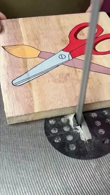 Paint Brush & Scissors Design on Wood 🎨🖌️✂️🪵 | Satisfying ASMR Watch raw wood