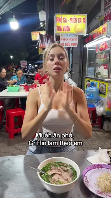 teaching #yolinalindquistbantrai the pre-meal ritual 🍜🥢 #vietnam #pho #yolinal