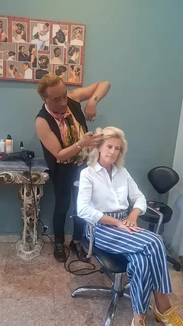 The hairdresser is only open to the public on Thursday, but today Duarte came in