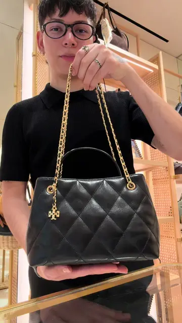 Here’s a closer look at the new Small Fleming Carryall in black! ⭐️ @TORY BURCH 