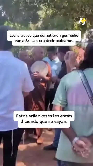 Cientos de residentes locales y monjes budistas de la localidad costera de Hirik