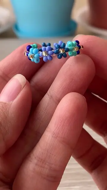 Aprende a diseñar este lindo anillo de flores en mostacilla checa junto a AdiArt