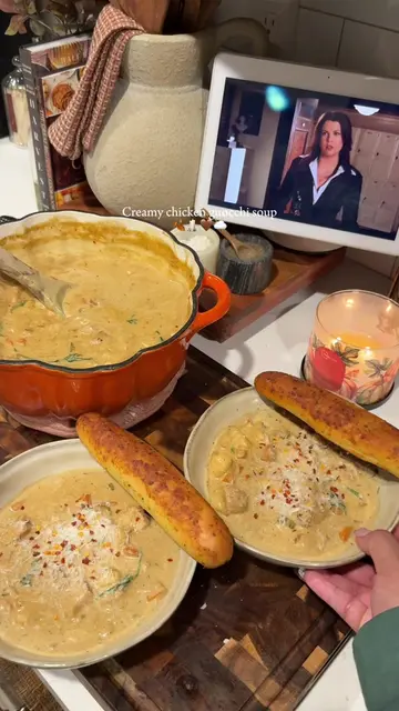 The coziest creamy chicken gnocchi soup 🤎🍂 perfect for a chilly fall night! Sa