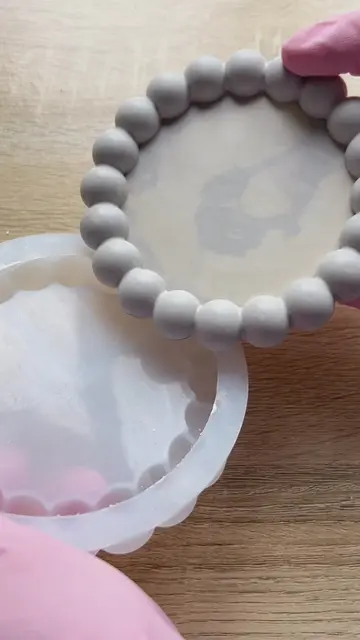 Mica powder + white plaster = soft marble effect ✨ Pour the coloured layer first
