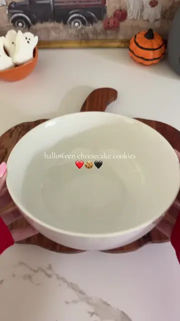these cheesecake crinkle cookies are such a fun halloween dessert 🤭🖤❤️ definit