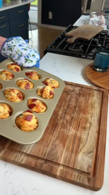 We make these on repeat every week! 🍕 INGREDIENTS One 8 count pillsbury biscuit