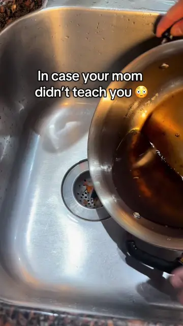Stop pouring oil down the drain😱 do this instead!#LifeHack #momhacks #KitchenHa