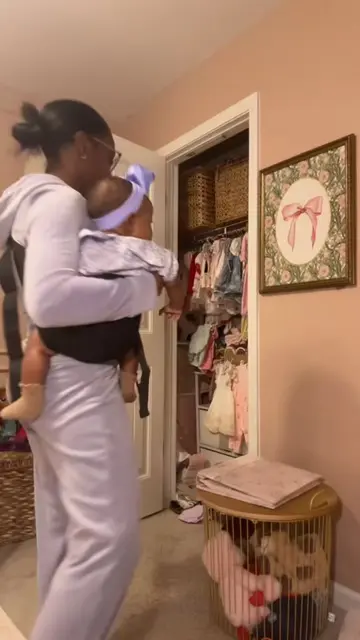 Velcro baby mamas, you NEED this‼️When your baby  wants to be held all day but m