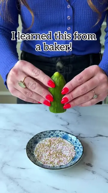 🥒 Smart cake decorating trick I picked up from a baking class! Use a cucumber t