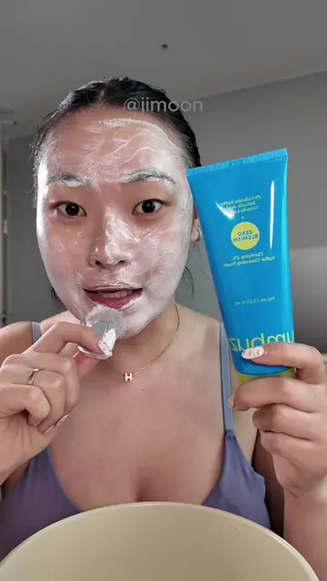 el limpiador facial es de @numbuzin y es el Zero Blemish Clarifying 2% Sulfur Cl