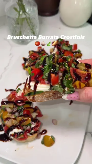 Bruschetta Burrata Crostini 🍅🍃🧄🥖 The perfect little appetizer that looks fan