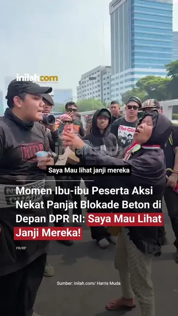 Seorang ibu nekat memanjat blokade beton setinggi sekitar 1,5 meter di depan Ged