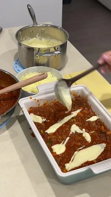 Replying to @user3683925851784  🍝 my lasagne recipe 🍅 bolognese 500g beef minc