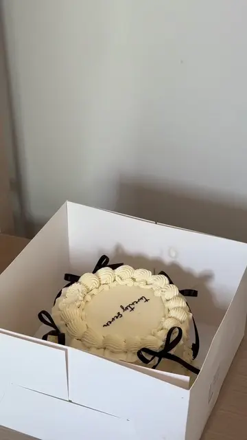 Why did I think this was a good idea?! 😭🥴 @BakesbyZK #birthdaycake #travelwith