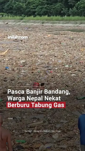 Pasca banjir bandang menerjang Nepal, warga terlihat berburu tabung gas yang ter