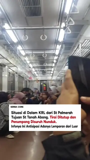Momen tirai KRL ditutup dan para penumpang diimbau untuk mencegah adanya lemp4ra