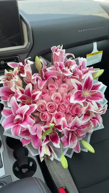 She deserves flowers 😍🌸💞 so pretty 😍 #lilies #houstonflowershop #houston #pi