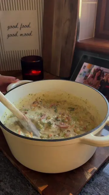 BROCCOLI & CHEDDAR SOUP✨ I HAD to try making our Girl Dinner Diaries version of 
