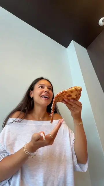 Lunch in my city trend Montreal edition 🍕 And a matcha of course 🍵 #matchalatt