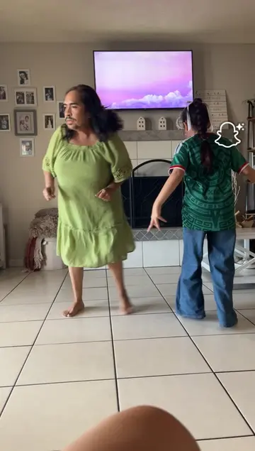 Mi mami Bad Bunny bailando la Cumbia Sampuesana🤣🤣 #fyp #mamábadbunny #paratiii