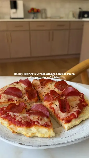 Hailey Bieber’s Viral Cottage Cheese Pizza 🍕 ~44g protein + ~7g fiber. I can’t 