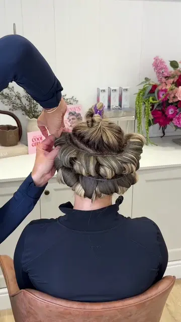 Let’s normalise the girlies getting their hair set every week again 💅🏼 30 minu