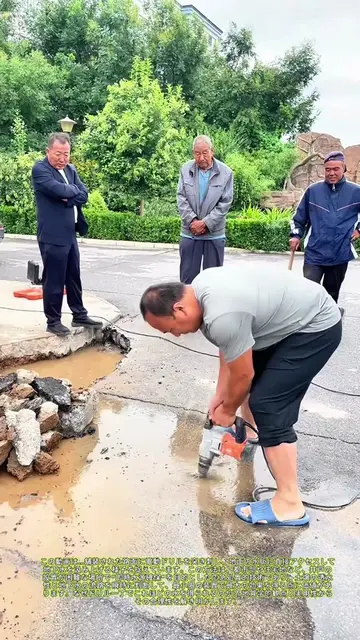 地面に穴を開ける男：なぜ電動ドリルで地下水を“引き出す”のか？