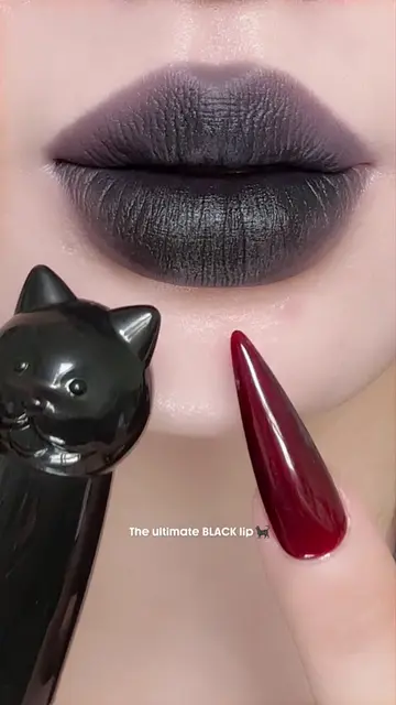 A transfer-proof lippie that blurs lip lines 🖤 👄  ID:559072555 #lips #liphack 