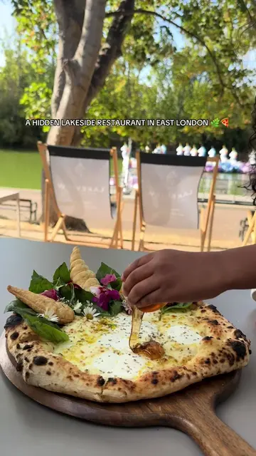 A little slice of holiday vibes right here in LONDON 😍🌿🍕 The views at Lakevie