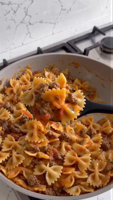 Cheesy Tomato Beef Farfalle 🍅🥩🧀🍝