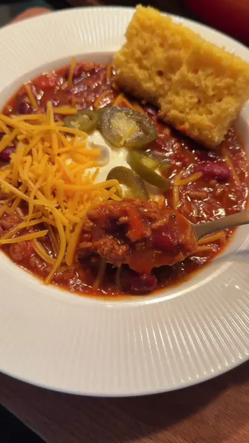 Chili con Carne🌶️ Rich and hearty chili with cornbread🌽 🌶️Chili Con Carne:  •