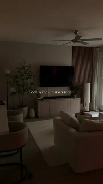 It’s cozy o clock time once the lamps turn on 💕 all lightbulbs are Philips hue!