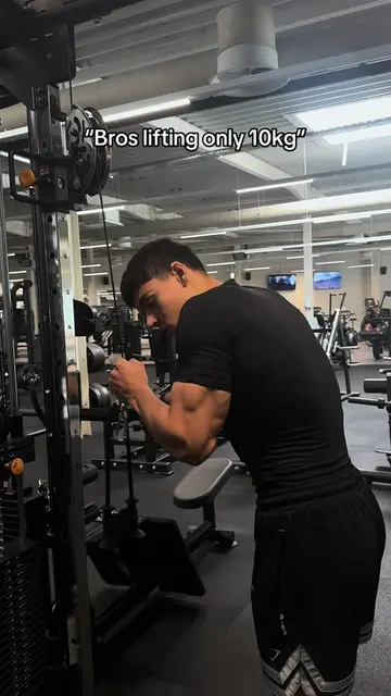 Count them striations. Form over weight #gym #gymmotivation #xyzabc #triceps 