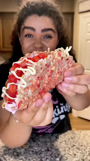 I didn’t think strawberry crunch ice cream tacos would be THIS good 🍓🌮 Crispy 