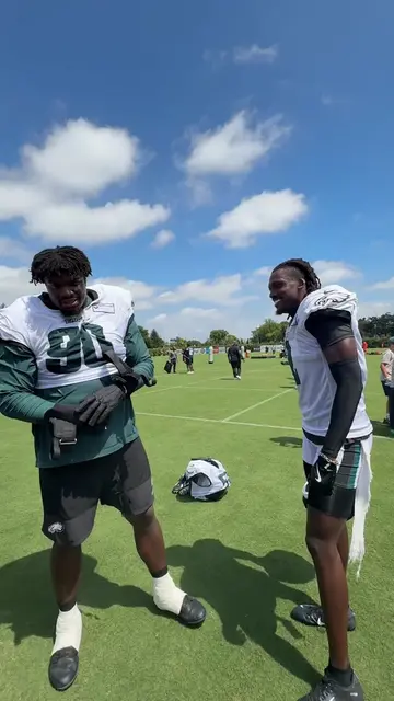 Can’t stay chill with a @snickers ice cream bar on the line #eagles #nfl present