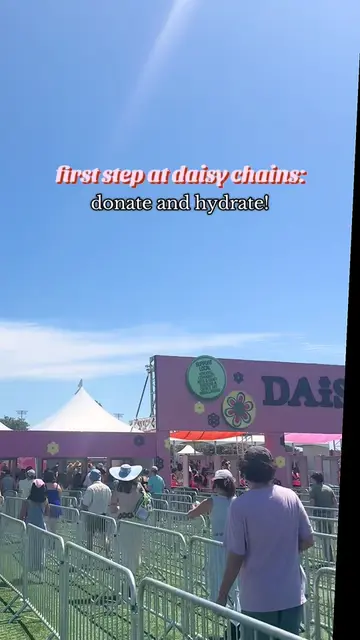 it’s so hot but everything is so cute here 😍 #daisychainfields #oliviarodrigo #