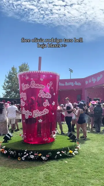 looove the giant pink cup 😍 #daisychainfields #oliviarodrigo #irvine #tacobell 
