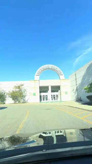 🏬 Another stop in the Dead Mall Series… and this one is wild. Emerald Square Ma
