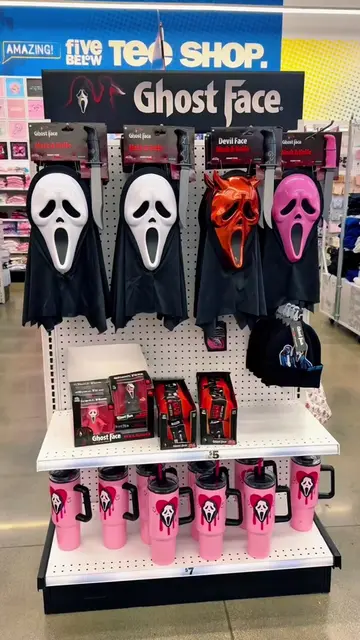 Consider this your sign to get into spooky mood! 👻🖤 📸 @vanessarocksla #FiveBe