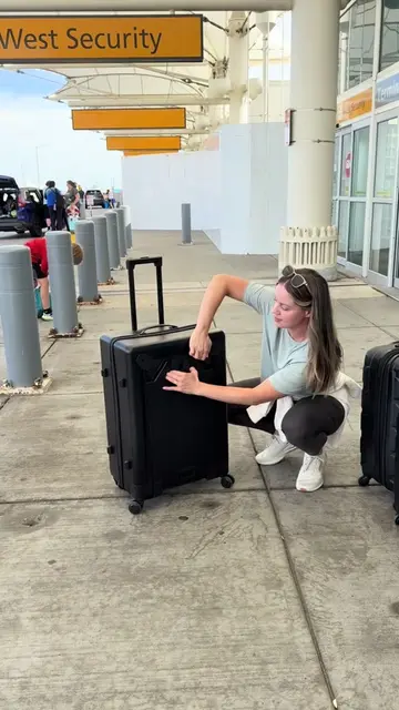 No airport trolley needed! The Troplit by @luggical is the 1st hardshell suitcas