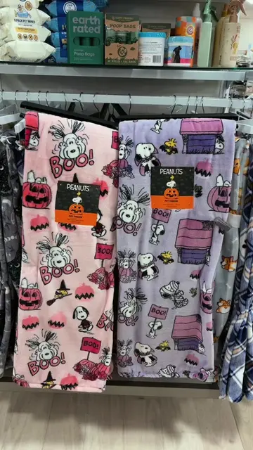 I love all the Snoopy Halloween throw blankets at Homegoods!! 🩷💜 Pastel colors