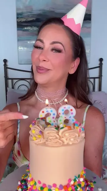 Happy birthday to meeeee! 🎉🥳🎊🎁 #birthday #40s 