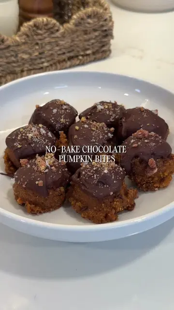 Chocolate Pumpkin Spice Bites 🎃🍫 The easiest no-bake fall sweet treat! These c